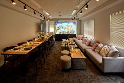 100インチのプロジェクターで、楽しいひとときをお過ごしください。 - レンタルスペース Limone(リモーネ）神田 レンタルスペースLimone(リモーネ)神田･大手町の室内の写真