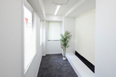 お部屋奥にはロールスクリーンで仕切れる小部屋もございます。演者の控えスペースや、参加者の荷物スペースなどさまざまにお使いいただけます。 - レンタルスペース Limone(リモーネ）神田 レンタルスペースLimone(リモーネ)神田･大手町の室内の写真