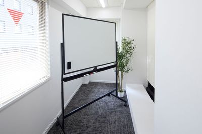 会議用にホワイトボードのご用意もあります。 - レンタルスペース Limone(リモーネ）神田 レンタルスペースLimone(リモーネ)神田･大手町の室内の写真