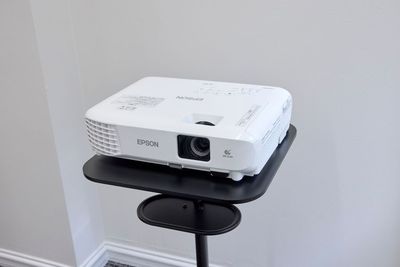 プロジェクターのご用意もございます。 - レンタルスペース Limone(リモーネ）神田 レンタルスペースLimone(リモーネ)神田･大手町の室内の写真