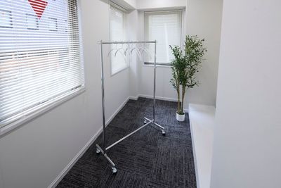 ハンガーは30本、業務用のしっかりしたスチールラックをご用意。 - レンタルスペース Limone(リモーネ）神田 レンタルスペースLimone(リモーネ)神田･大手町の室内の写真