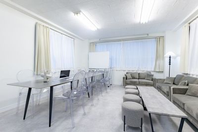 会議利用時のレイアウト例 - Room Gray (ルームグレー) 新橋店 Room Gray (ルームグレー) 新橋店（〜10名様）の室内の写真