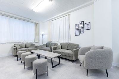 ソファ席には11名様ご着席いただけます🪑 - Room Gray (ルームグレー) 新橋店 Room Gray (ルームグレー) 新橋店（〜10名様）の室内の写真