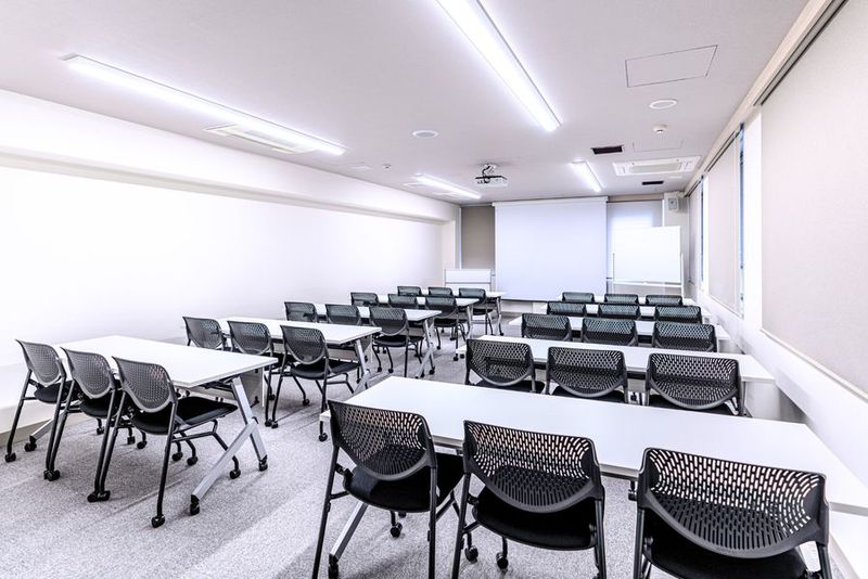 セミナーに★基本レイアウト：スクール型　30名（3名がけ） - 銀座ユニーク貸会議室7丁目店 N403の室内の写真