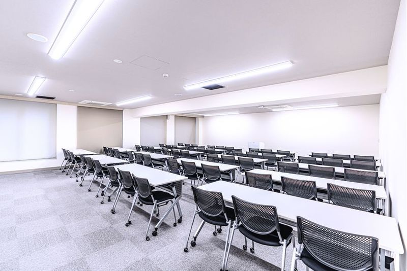 セミナーに★基本レイアウト：スクール型　60名（3名がけ） - 銀座ユニーク貸会議室7丁目店 N303の室内の写真