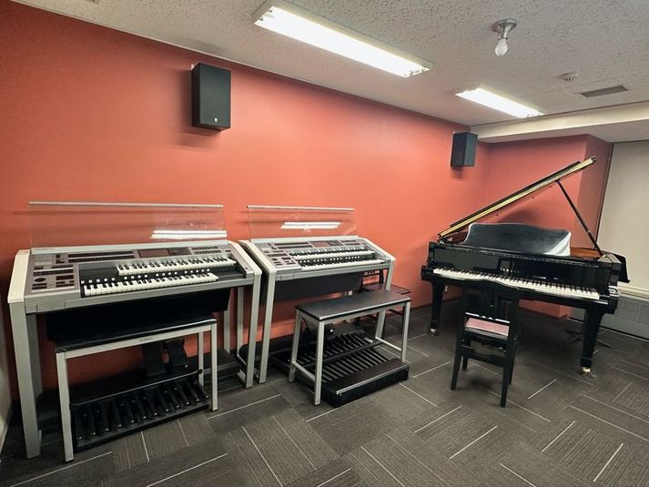 部屋内 - ミュージックアベニュー梅田 グランドピアノ・エレクトーン防音部屋 Room11教室の室内の写真