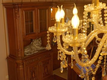 豪華なシャンデリアと英国調なカウンター - Immersiveone～イマーシブワン～ イマーシブワン宇都宮の設備の写真