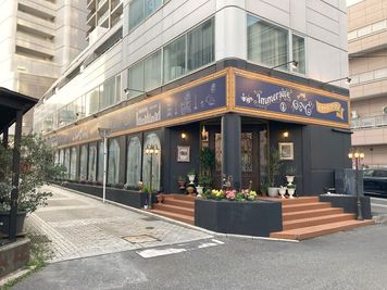 草花の咲き乱れる花壇のある外観 - Immersiveone～イマーシブワン～ イマーシブワン宇都宮の外観の写真