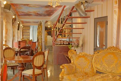 入口付近の黄金のソファー
 - Immersiveone～イマーシブワン～ イマーシブワン宇都宮の室内の写真