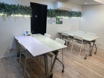 テーブル４台、椅子８脚が常設されている会議室です。 - 田無駅徒歩3分（個室＆会議室A）OK西東京 会議室A【レンタル個室＆会議室】の室内の写真