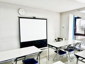 組立式スクリーン（60インチ）のご用意があります。
#三軒茶屋駅徒歩3分#貸会議室#世田谷産業プラザ会議室 - 世田谷産業プラザ会議室 貸し会議室（小会議室）の室内の写真