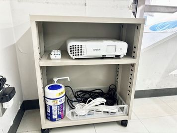 各種備品はこちらのラックに入っておりますので、自由にご利用ください。
#三軒茶屋駅徒歩3分#貸会議室#世田谷産業プラザ会議室 - 世田谷産業プラザ会議室 貸し会議室（小会議室）の設備の写真