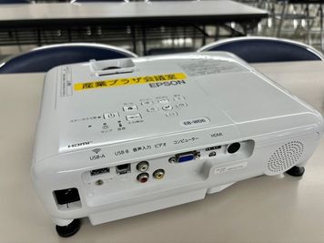 プロジェクター（EPSON／LCD PROJECTOR EB-W05）ございます。
#三軒茶屋駅徒歩3分#貸会議室#世田谷産業プラザ会議室
 - 世田谷産業プラザ会議室 貸し会議室（小会議室）の設備の写真