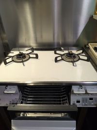 二口コンロ両面焼きグリル付き
タイマー・温度調整機能有 - LINK テラス席有・大型カラオケスナック　ここは都会の中のオアシスの室内の写真