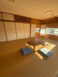 北西側に明かり取りの窓があり、障子を開けると、自然光が入ります - M SQUARE（エムスクエア） 和室の室内の写真