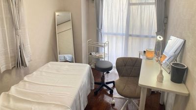 大きめベッドをメインとしたサロンです - レンタルサロンひだまり レンタルサロンひだまり💎新大阪御堂筋南改札店の室内の写真