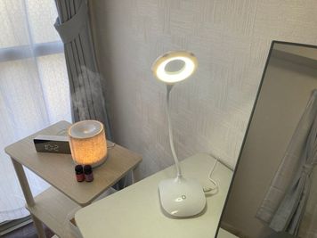 簡単なデスクワークにも♪ - レンタルサロンひだまり レンタルサロンひだまり💎新大阪御堂筋南改札店の設備の写真