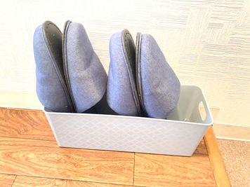 2名分のスリッパは定期的に洗濯消毒しています - レンタルサロンひだまり レンタルサロンひだまり💎新大阪御堂筋南改札店の設備の写真
