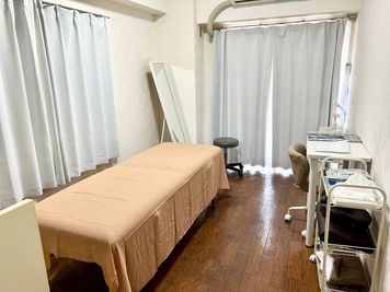 サロンの全景です - レンタルサロンひだまり レンタルサロンひだまり💎新大阪御堂筋南改札店の室内の写真