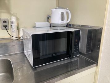 電子レンジ（オーブン機能なし） - レンタルサロンひだまり レンタルサロンひだまり💎新大阪御堂筋南改札店の設備の写真