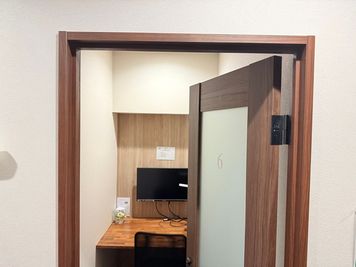 Room6 - いいオフィス三鷹 by LHK 1名完全個室（Room6）の室内の写真