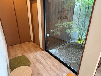 和の庭を望む癒しの通路。奥には清潔で落ち着いた雰囲気のお手洗いを完備しています。トレーニングの合間にも心が和むひととき。
 - 倉敷・和モダン レンタルスペース 【一棟貸 ver.】倉敷・和モダン レンタルスペースの室内の写真