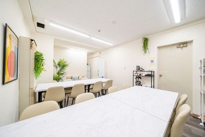 ホワイトボード・モニター完備。グループワークもしやすい机配置で参加者の理解が進みます。 - 【Glow新宿】 【東新宿駅徒歩2分】最大30名着席｜ビジネス利用｜交流会[79]の室内の写真