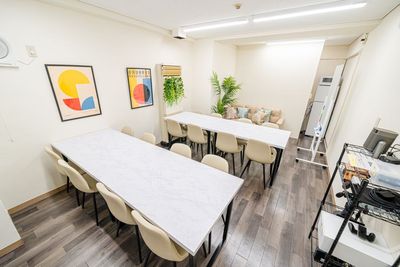 レイアウト提案・備品レンタルは相談可能です。幹事様をサポートします。 - 【Glow新宿】 【東新宿駅徒歩2分】最大30名着席｜ビジネス利用｜交流会[79]の室内の写真