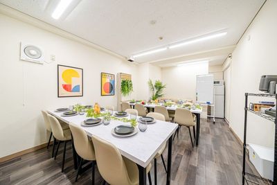 広々45㎡のワンフロア。席レイアウト自由で、研修から飲み会まで一室で完結します。 - 【Glow新宿】 【東新宿駅徒歩2分】最大30名着席｜ビジネス利用｜交流会[79]の室内の写真