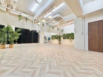 広々40㎡超/天井高3.2ｍ/2面大型鏡計12m／調光調色照明あり/ダンス・ポージング・ヨガ・演劇・撮影・楽器演奏可☆ - Studio Green 御徒町Ⅱの室内の写真