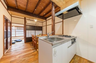 一階：キッチン。冷蔵庫・電子レンジ・トースター・調理器具（鍋等）あります。 - 月島長屋 多目的スペースの室内の写真