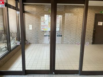 ビルの入口はこちらです。 - minoriba_東照宮駅店 レンタルサロンの入口の写真