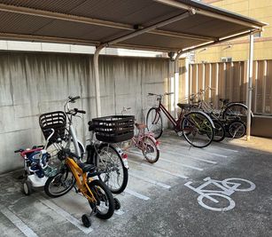 ビルの裏に無料駐輪場がございます。 - minoriba_東照宮駅店 レンタルサロンの外観の写真
