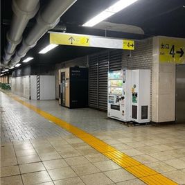 コマ地図④ - CocoDesk [NT-01] 赤坂駅　出口4-7方面通路　１番ブース CocoDesk [NT-01]の室内の写真