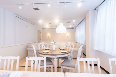 ４人掛けのダイニングテーブルもございます💐 - milk party and studio池袋店 milk party and studio 池袋店（〜10名様）の室内の写真