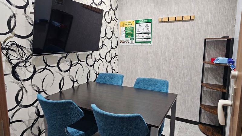 いいオフィス神田 4名会議室（Room E）の室内の写真