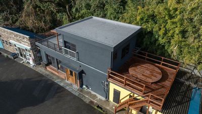 右側の円卓があるところがウッドデッキスペースです - Community Hub 階  2階/ウッドデッキの外観の写真