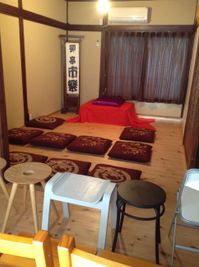 寄席・落語高座台セット：二階にお座布団と椅子を並べた様子。高座台、めくり台、お座布団（高座用１枚、大１０枚、小５枚）。 - 月島長屋 多目的スペースの室内の写真