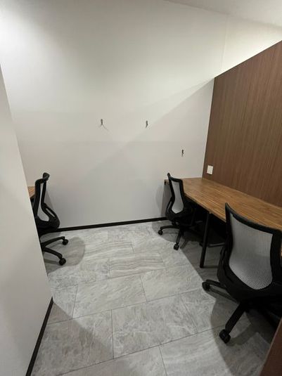 3名個室 - いいオフィス南越谷 【Booth12】3名個室（天井空きあり）※予約時間前は入室不可の室内の写真