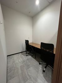 1時間880円【Booth13】★ドア付きなので周りの目を気にせずに広々とご利用いただけます。 - いいオフィス南越谷