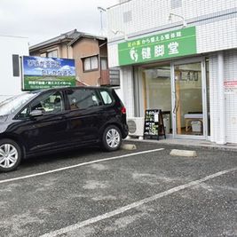 駐車場2台完備。自分とお客様のお車を駐車できます。 - 整体院健脚堂　レンタルスペース 完全個室のリラクゼーションサロンスペースの外観の写真