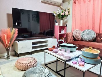 NEW🎉船橋駅徒歩5分✨可愛いピンクの部屋💕オシャレな家電💚ド迫力65型TV📺大人気ゲーム機🎮女子会🍻クリパ🎄 - PESpace船橋
