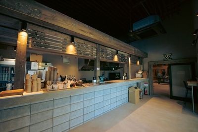 VISSLA CAFE　カフェドリンクの他にピザやハンバーガー、アサイーボウルなどが楽しめる。イベント時のメニュー相談も可。 - VISSLA STOKE HOUSE at the shore レンタルスペースの室内の写真