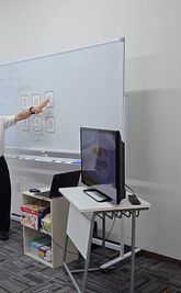 PC・スマートフォン・IPAD接続対応のテレビを完備！
HDMIケーブルを使ってパソコンやタブレットを簡単に接続できるテレビをご用意しています。 - 学習・レッスン・ワークスペース・英会話や習い事の教室などに！の設備の写真