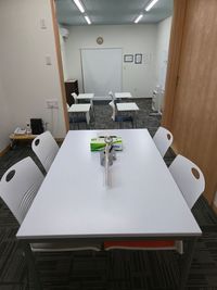 清潔で明るい空間に、ゆったりとした間隔で机と椅子を設置しています。セミナー、ワークスペース、学習、勉強会など、さまざまな用途に対応可能です。 - 学習・レッスン・ワークスペース・英会話や習い事の教室などに！の室内の写真