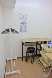 ハンガーラック　テーブル兼荷物置き場 - レンタルスタジオ　フェイバリットの設備の写真