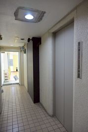 エレベーターを出て右側に入口があります - レンタルスタジオ　フェイバリットの入口の写真
