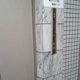 エレベーターがありますので２階へ - レンタルスタジオ　フェイバリットの入口の写真