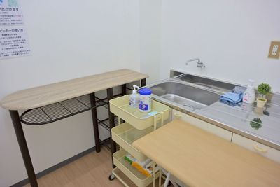 アルコール消毒液　除菌シート　折り畳みテーブルなど、ご自由にお使いください - レンタルスタジオ　フェイバリットの室内の写真