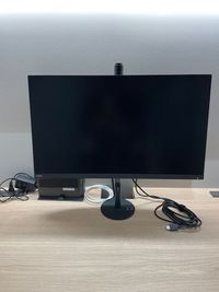 モニター完備
充電用のコンセントも4つ用意しております - 大宮サクラスクエアモール2階WAW大宮 オンラインMTGに最適　大宮駅西口　一人用完全個室R32の設備の写真